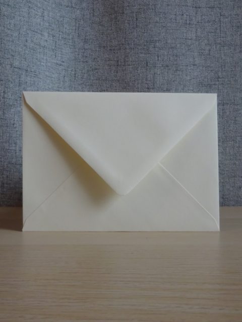 Krémová vlhčící obálka s šípovou klopou